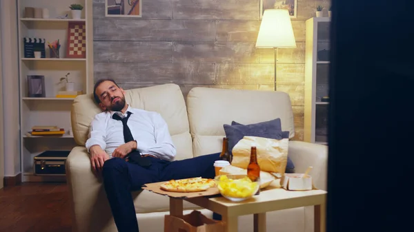 Молодой бизнесмен в костюме засыпает на диване — стоковое фото