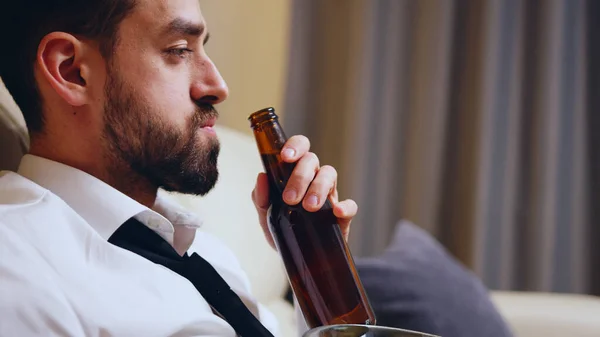 Вид сбоку на бизнесмена, пьющего пиво — стоковое фото