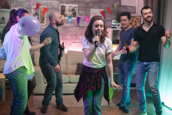 Jovem com bela voz cantando para seus amigos — Fotografia de Stock