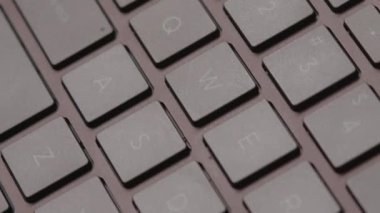 Modern laptop klavyesini kapat