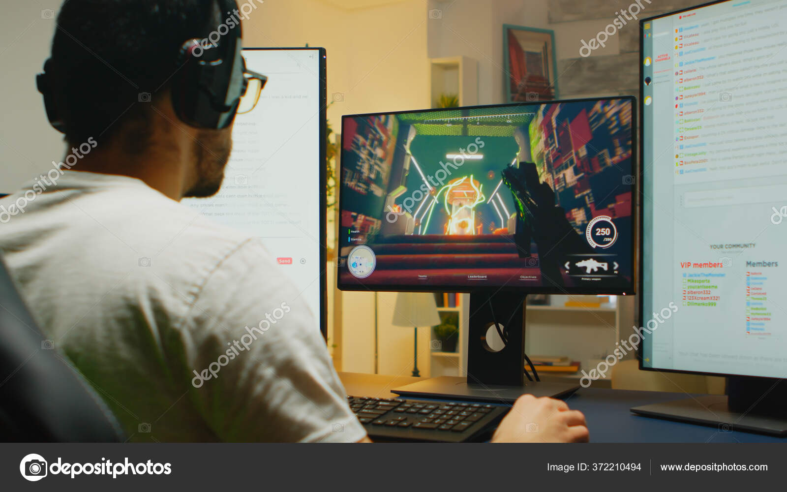 Closeup de homem com fone de ouvido para jogos jogando jogo de ação online  multiplayer usando configuração de pc profissional no torneio. jogador  olhando para a tela do computador enquanto conversa com