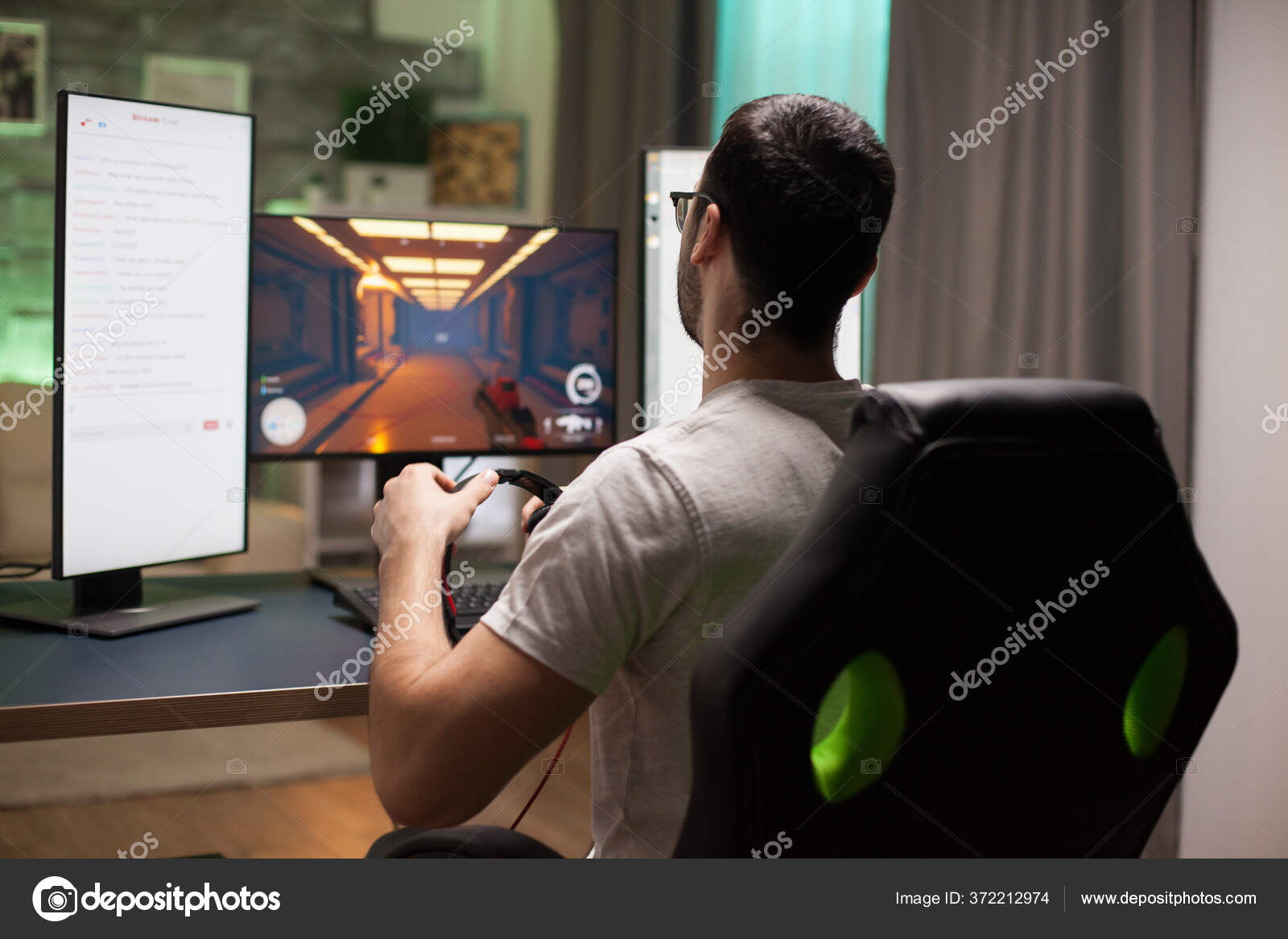 Closeup de homem afro-americano streaming de jogo de simulação online  enquanto fala no fone de ouvido com jogadores da equipe em casa. jogador  jogando shooter espacial multijogador rápido usando a configuração de