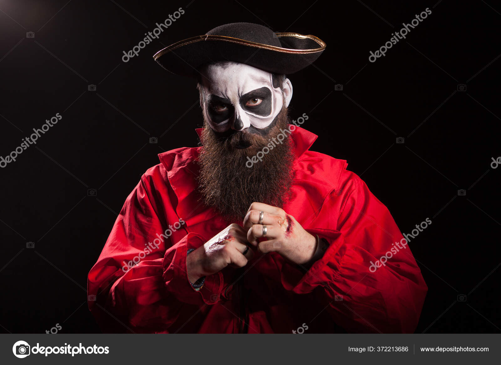 Homem barbudo medieval com fantasia de pirata para o halloween, sobre fundo  preto.