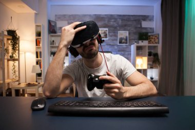 Çevrimiçi oyunlarda oyun bittikten sonra hüzünlü genç adam Pov