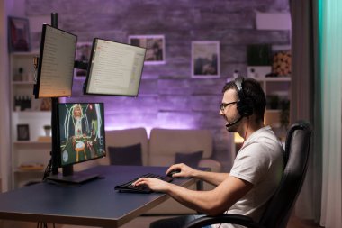 Atış oyunu oynarken neşeli genç adam