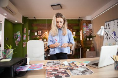 Genç Kafkasyalı moda tasarımcısı