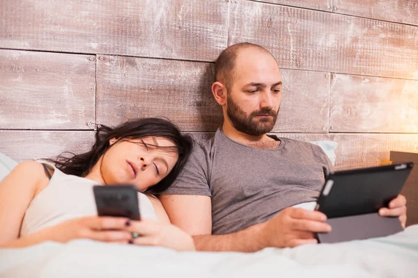 Dormindo esposa com telefone na mão — Fotografia de Stock