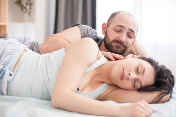 Ehemann am Morgen schaut, wie seine Frau schläft — Stockfoto