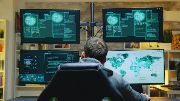 Счастливый хакер получает доступ после опасной кибератаки
