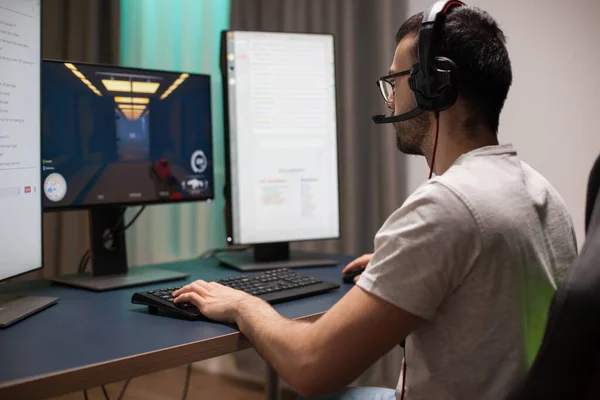 Baard man het hebben van plezier tijdens het spelen shooter games — Stockfoto