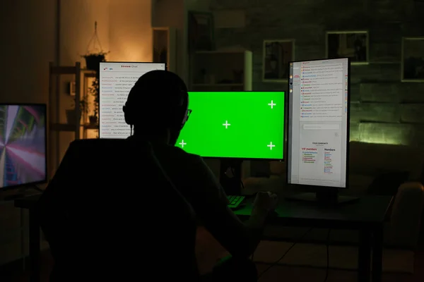 コンピュータ上で遊ぶプロのゲーマーのバックビュー — ストック写真