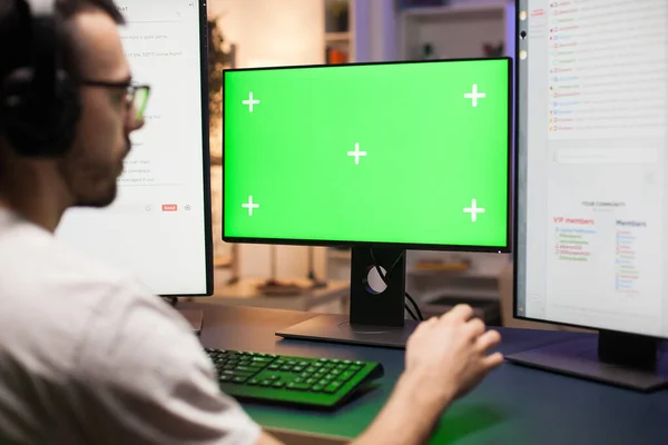 Jovem com óculos jogando jogos no computador . — Fotografia de Stock