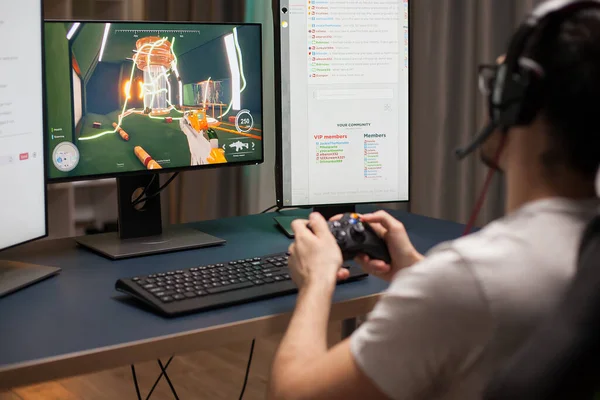 Side view of man wearing headphones — Stock Photo, Image