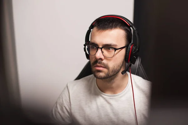 Portrait de jeune homme avec des lunettes — Photo