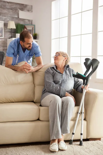 Giovane medico con stetoscopio in casa di cura — Foto Stock