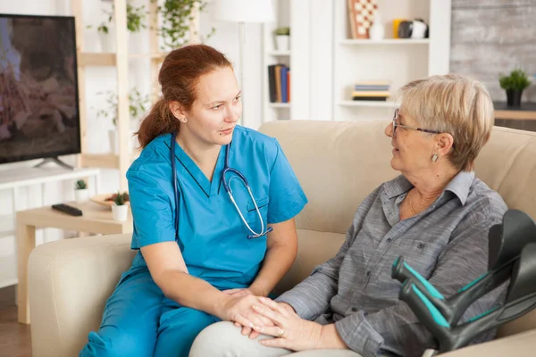 Enfermera teniendo una conversación —  Fotos de Stock