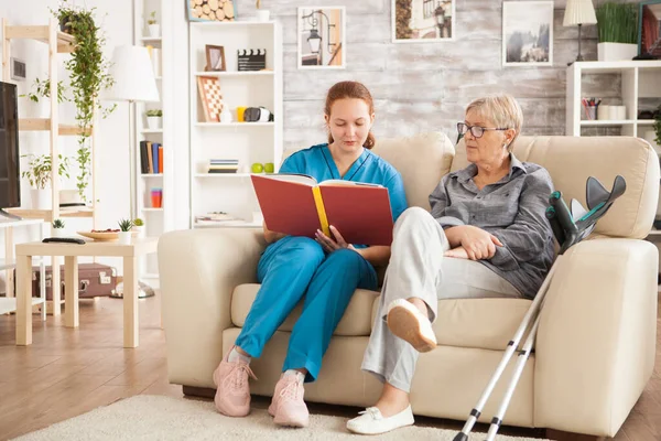 Dottore con uniforme blu che legge un libro — Foto Stock