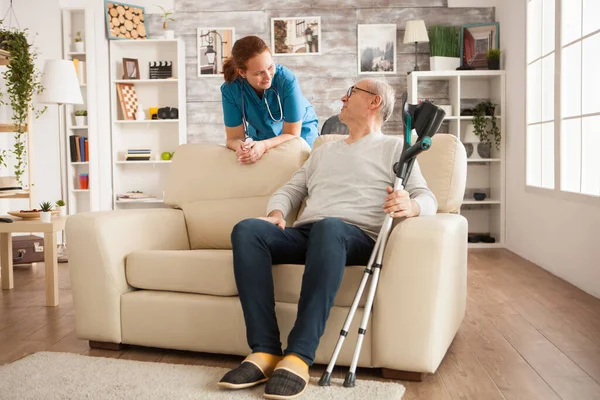 Medico donna con stetoscopio in casa di cura — Foto Stock