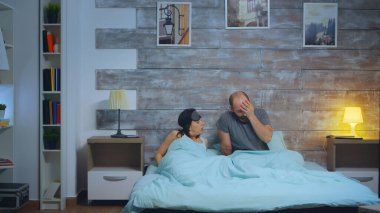 Genç adam korkunç bir kabustan sonra kız arkadaşını uyandırıyor.