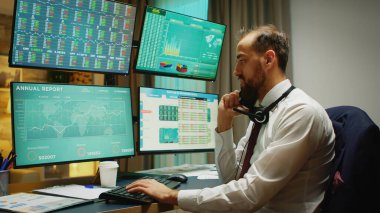 Borsa simsarı telefonda konuşuyor.