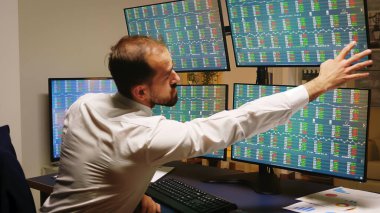 İşadamı borsa yatırımlarını kontrol ediyor.