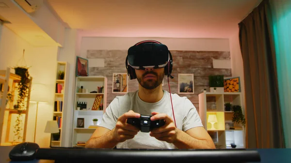 Pov de jogador profissional vestindo fone de ouvido realidade virtual — Fotografia de Stock