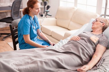 Kafkas genç hemşire kıdemli kadını destekliyor