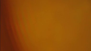 Sıcak, romantik bir ışık.