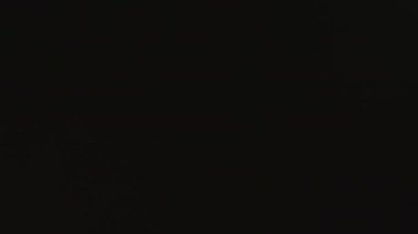 Siyah arkaplan üzerinde titreşen altın fişekler