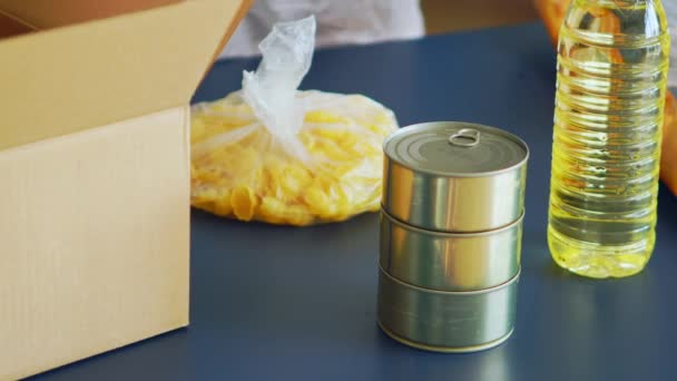 Sluiten van vrijwilliger verpakking voedsel — Stockvideo