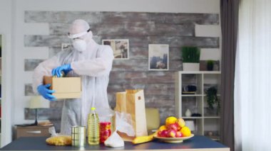 Kutuda yiyecek paketleyen adam.