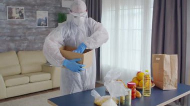 Adamın kutuya yiyecek koyduğu arka manzara.