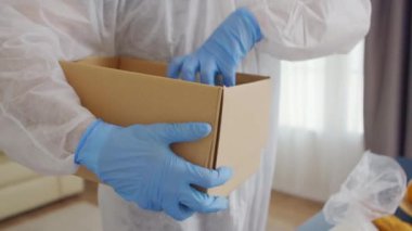 Gönüllülerin kutuda yiyecek paketlemesini kapat.