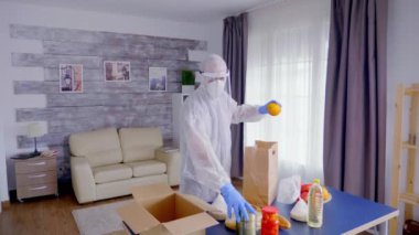 Gönüllü yiyecek paketliyor