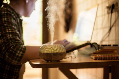 Covid-19 sırasında evden çalışan serbest çalışan bir kadın.