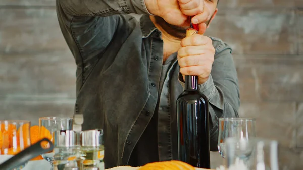 빨간 와인 한 병을 따는 남자의 사진을 클로즈업 — 스톡 사진