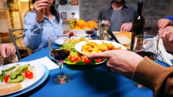 Siga tiro de jovem servindo sua irmã com batatas — Fotografia de Stock