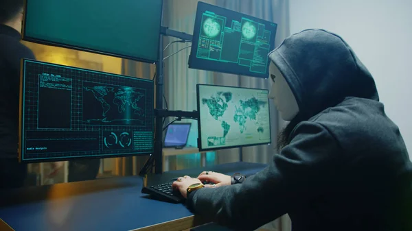 Vista lateral de hacker enmascarado escribir un malware peligroso — Foto de Stock