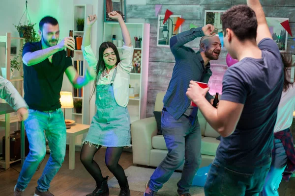 Emocionado grupo de amigos bailando en una fiesta disco —  Fotos de Stock