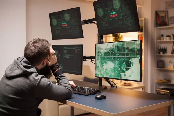 Visão lateral hacker adulto trabalhando em cibercrime computador — Fotografia de Stock