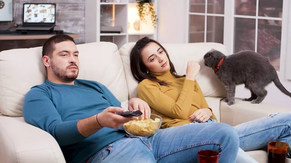 Pár relaxační sledování filmu v televizi — Stock fotografie