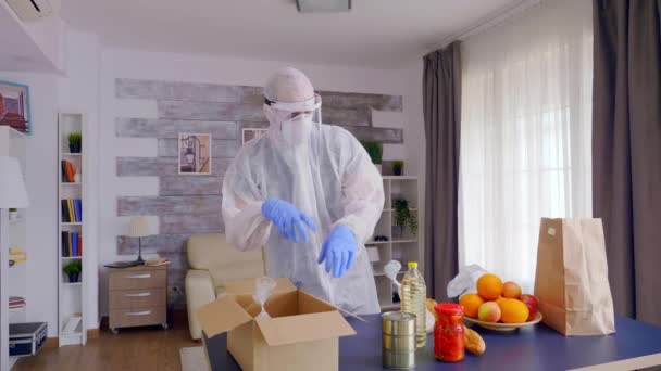 Социальный работник упаковывает еду во время изоляции ковидов — стоковое видео