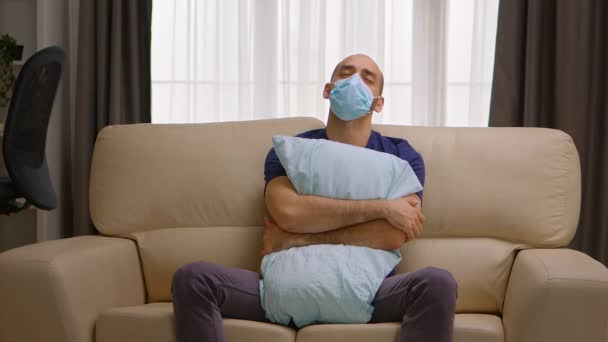 Triste hombre sosteniendo una almohada — Vídeos de Stock