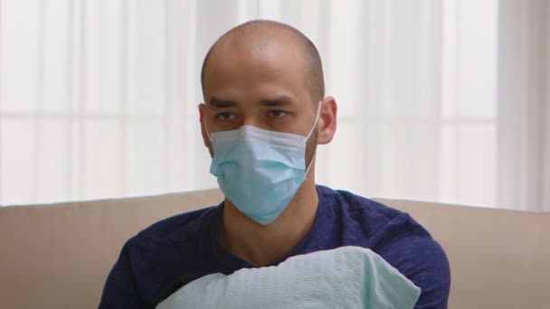 Mężczyzna w masce ochronnej po ataku paniki — Wideo stockowe
