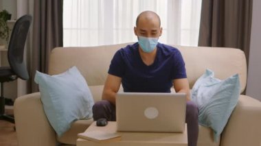 İş videosundaki koruma maskeli adam.