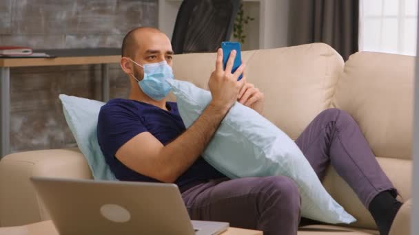 Bored man wearing a mask during lockdown — Stock Video