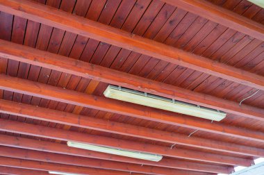 Tavanda floresan ışıkları