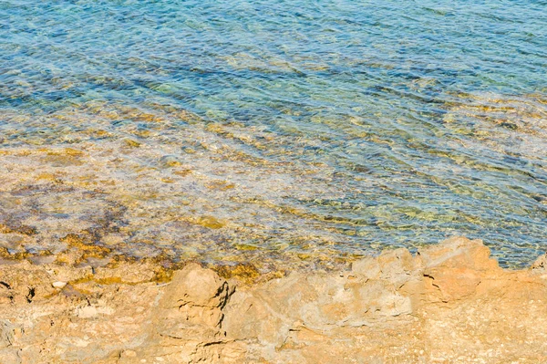 Litorale pietroso del Mar Mediterraneo — Foto Stock