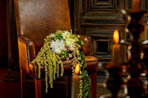 deri koltuk üzerinde gelin buketi