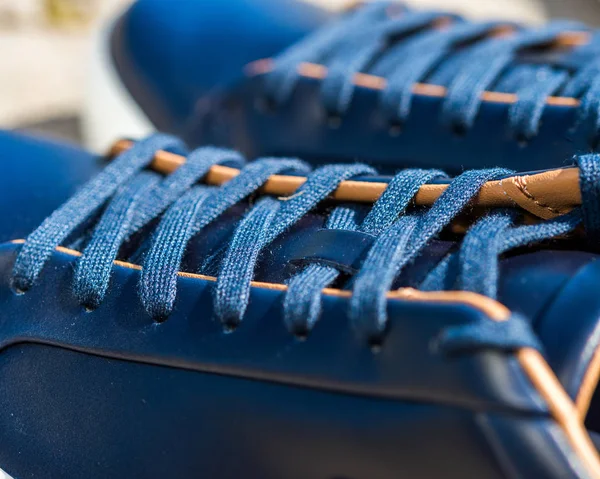 Cordones en zapatillas de cuero — Foto de Stock